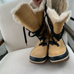 Like new Sorel snow boots